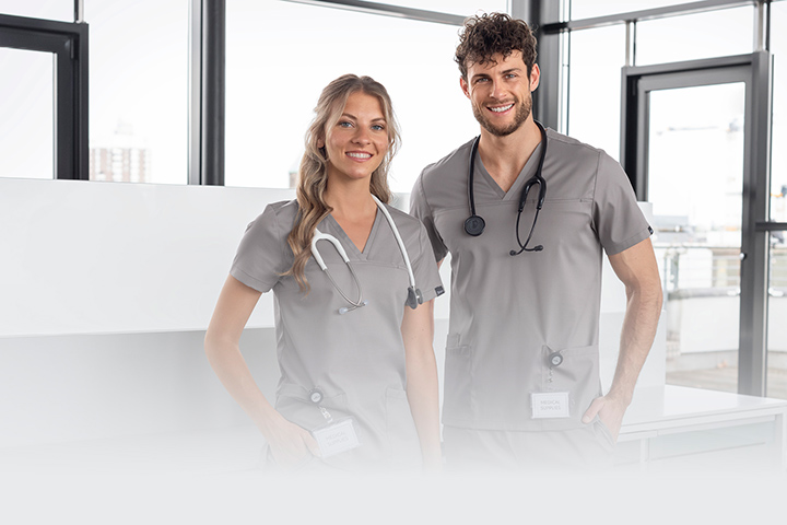 Tre personer i arbeidsklær fra 7days ser på hverandre.